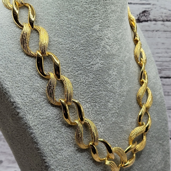 Vintage Gold Tone Link Necklace & Earrings Set Textured Chain Design - Picture 6 of 11